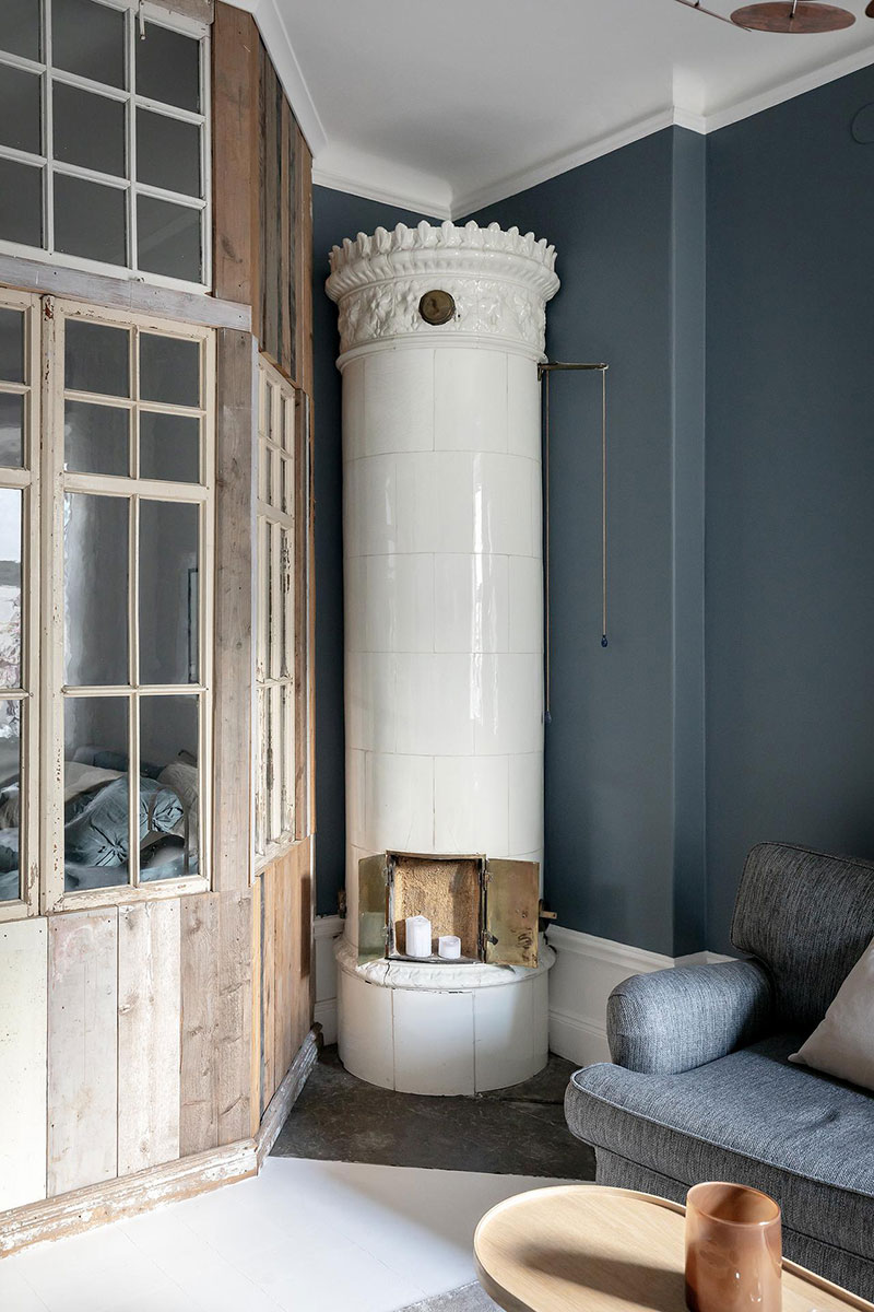 瑞典 44 平米独特小公寓 | 蓝墙与复古隔断的惊艳之作-4