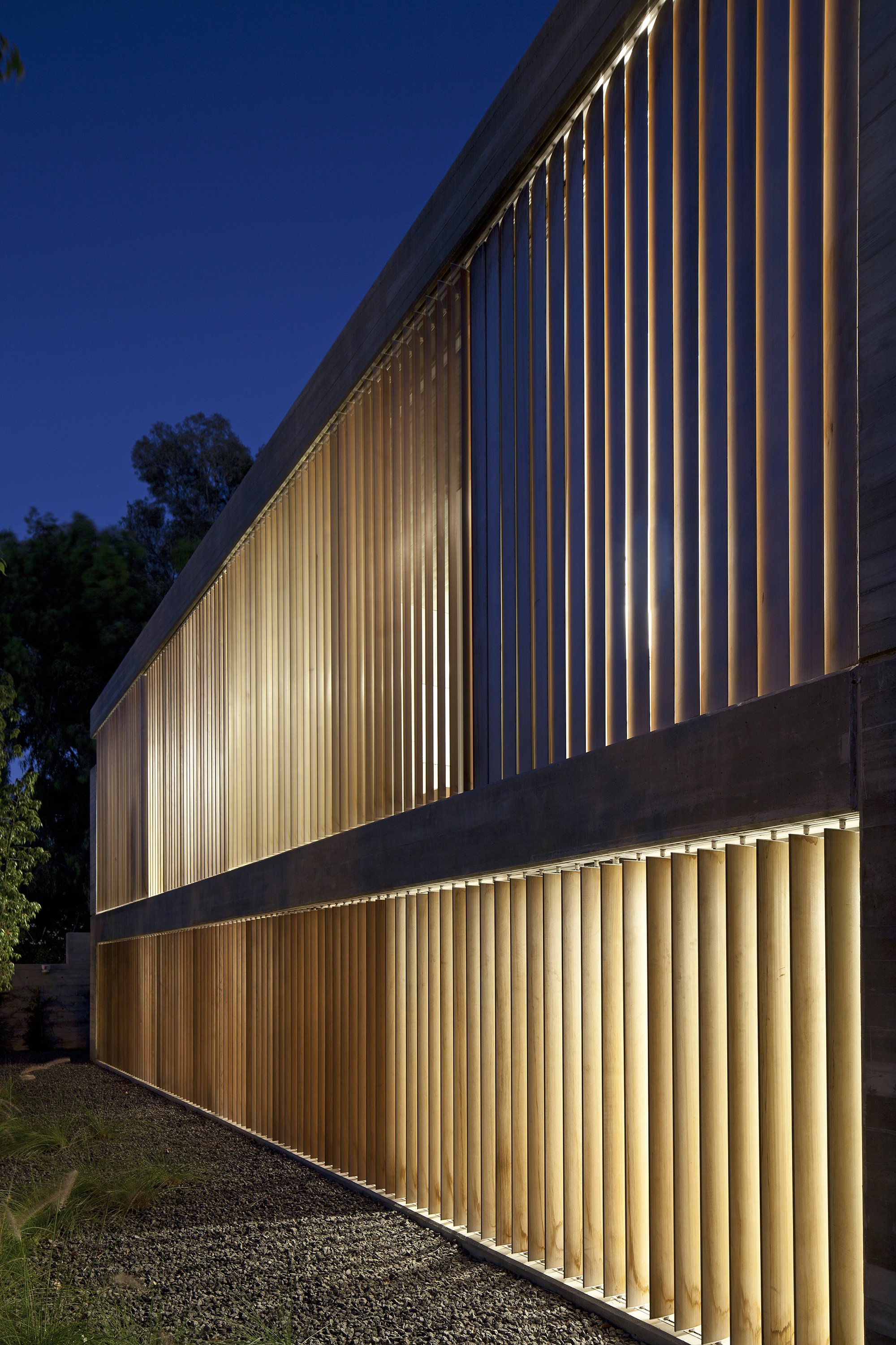 混凝土与原木的现代空灵别墅-33