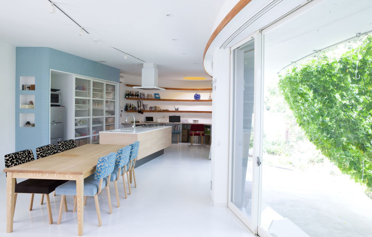 豪华别墅 现代风格一个有绿色屏障设计的弧型 日本 埼玉-2