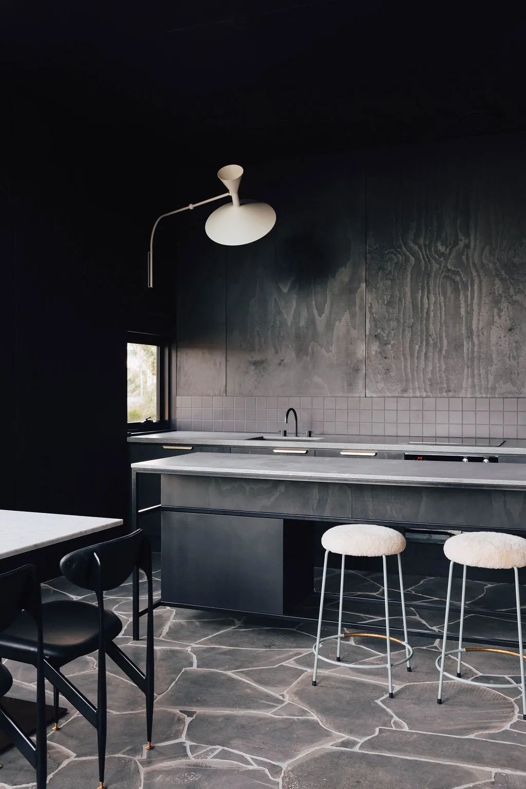 暗黑系别墅 · 光与影的协奏曲丨澳大利亚霍巴特丨Hearth 室内建筑和设计工作室-12