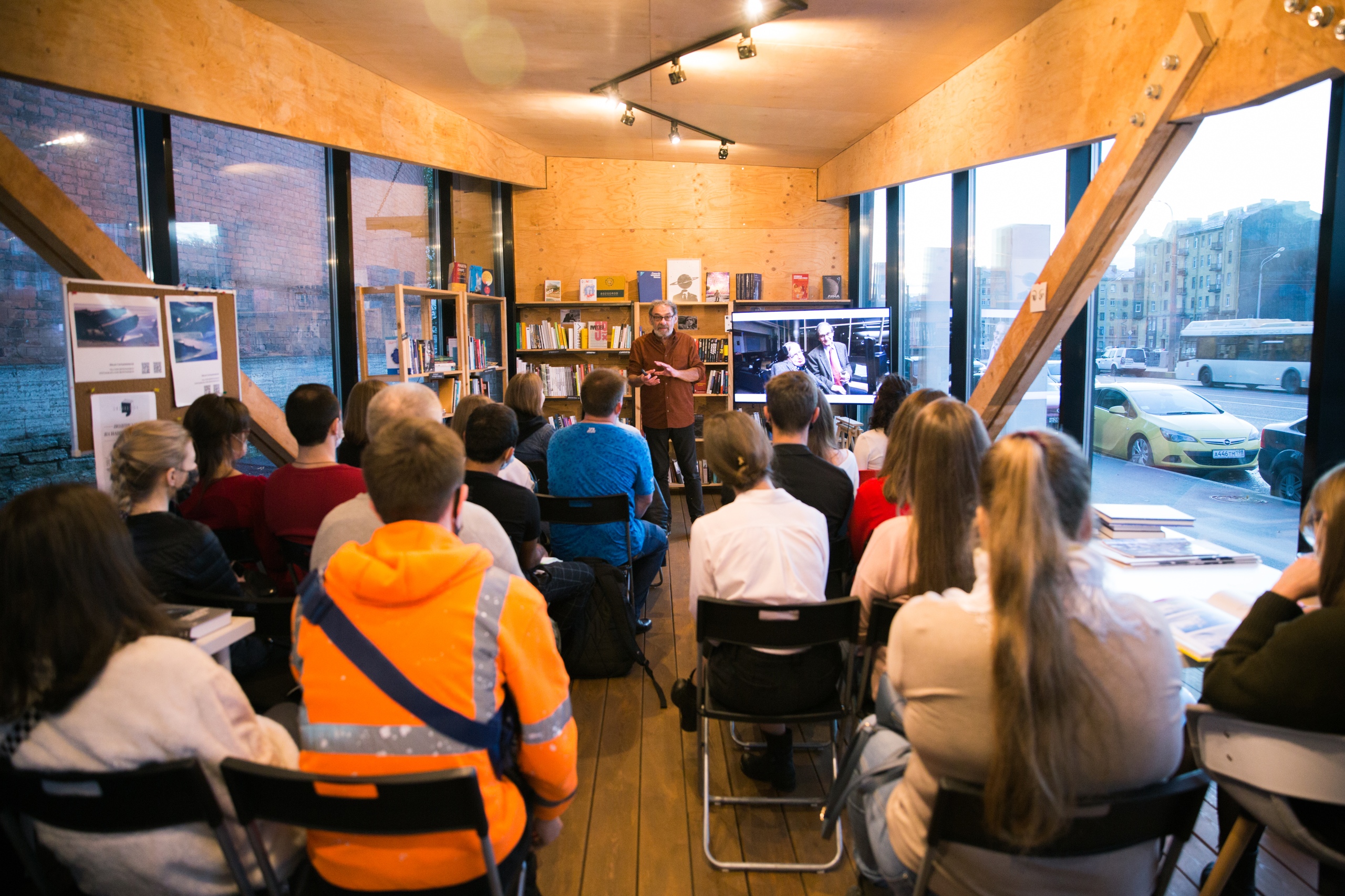 街头的透明讲座馆——Geosota 团队打造独特视角空间-15