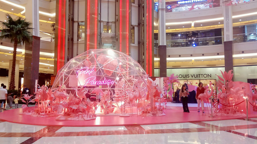 Pink Paradise - X-mas VM Mall Decor Installation-8