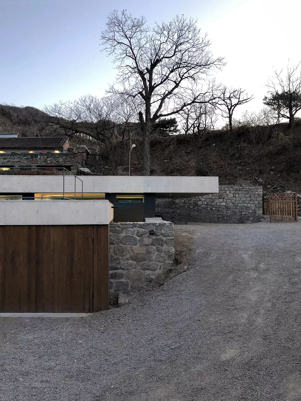 长城脚下旧仓库新生,石墙木屋打造自然宜居空间-53