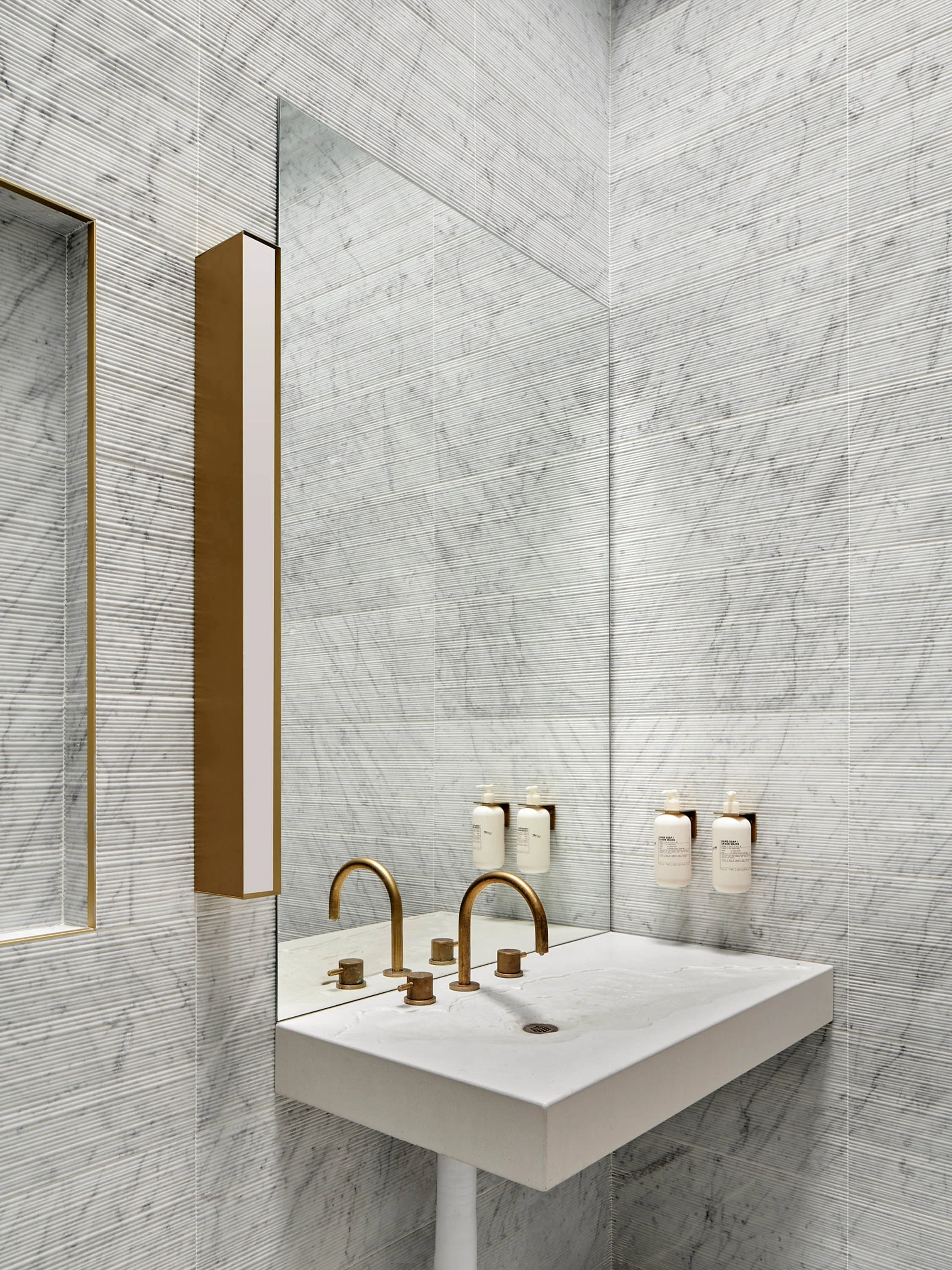 原味海鲜皇宫餐厅·原始店 

注：OG常见在口语中表示Original Gangster，有元老、鼻祖、原始的等意思，推测这里Prime Seafood Palace · OG表达招牌海鲜餐厅的原始店的意思，餐厅是后加的，因为原英文标题里推测这家店可能是餐厅，你可根据实际情况调整   丨加拿大多伦多丨Omar Gandhi Architect-5