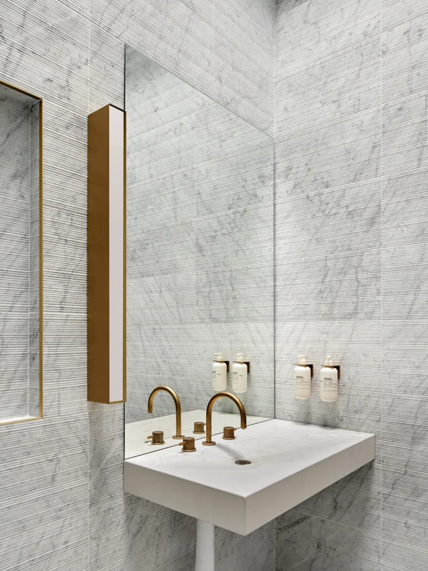 原味海鲜皇宫餐厅·原始店
注:OG常见在口语中表示Original Gangster,有元老、鼻祖、原始的等意思,推测这里Prime Seafood Palace · OG表达招牌海鲜餐厅的原始店的意思,餐厅是后加的,因为原英文标题里推测这家店可能是餐厅,你可根据实际情况调整 丨加拿大多伦多丨Omar Gandhi Architect-5