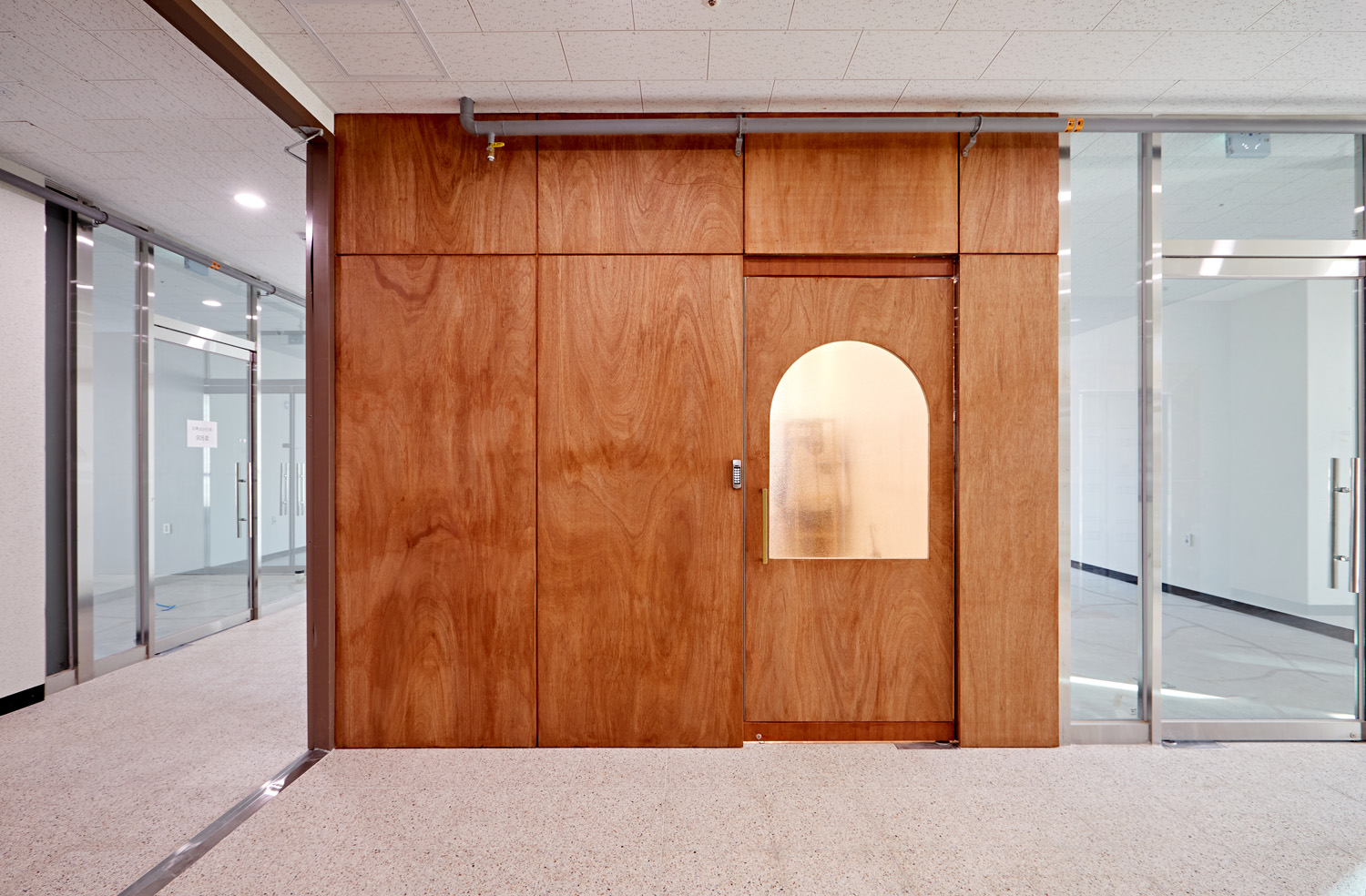 12 平米极简风小型办公空间设计-2