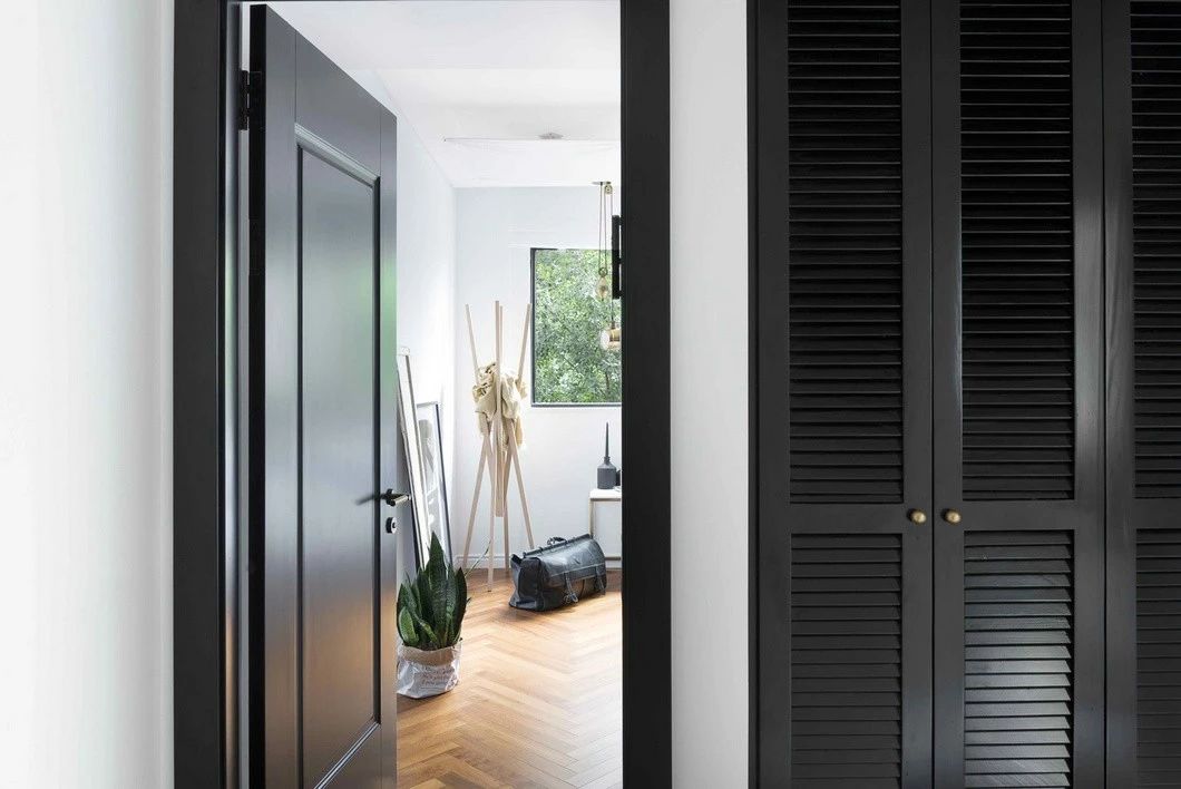 充满高级黑的住宅-32