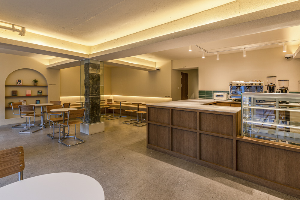 温暧的 18 坪咖啡厅设计 | 白色与木质的温馨空间-3