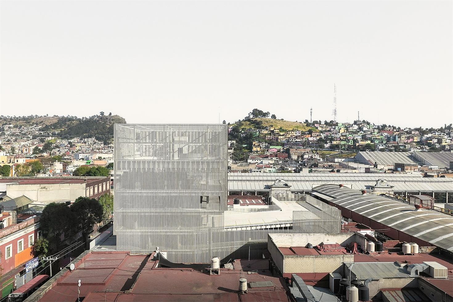 曲折的穿孔铝板外立面综合体设计丨墨西哥华雷斯丨戈者设计-4