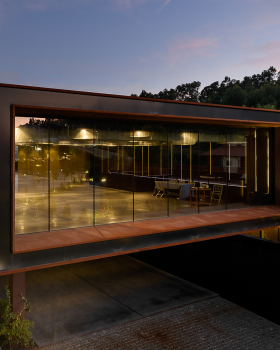 Suspended Matter Box Cultural Center / MMVARQUITECTO
