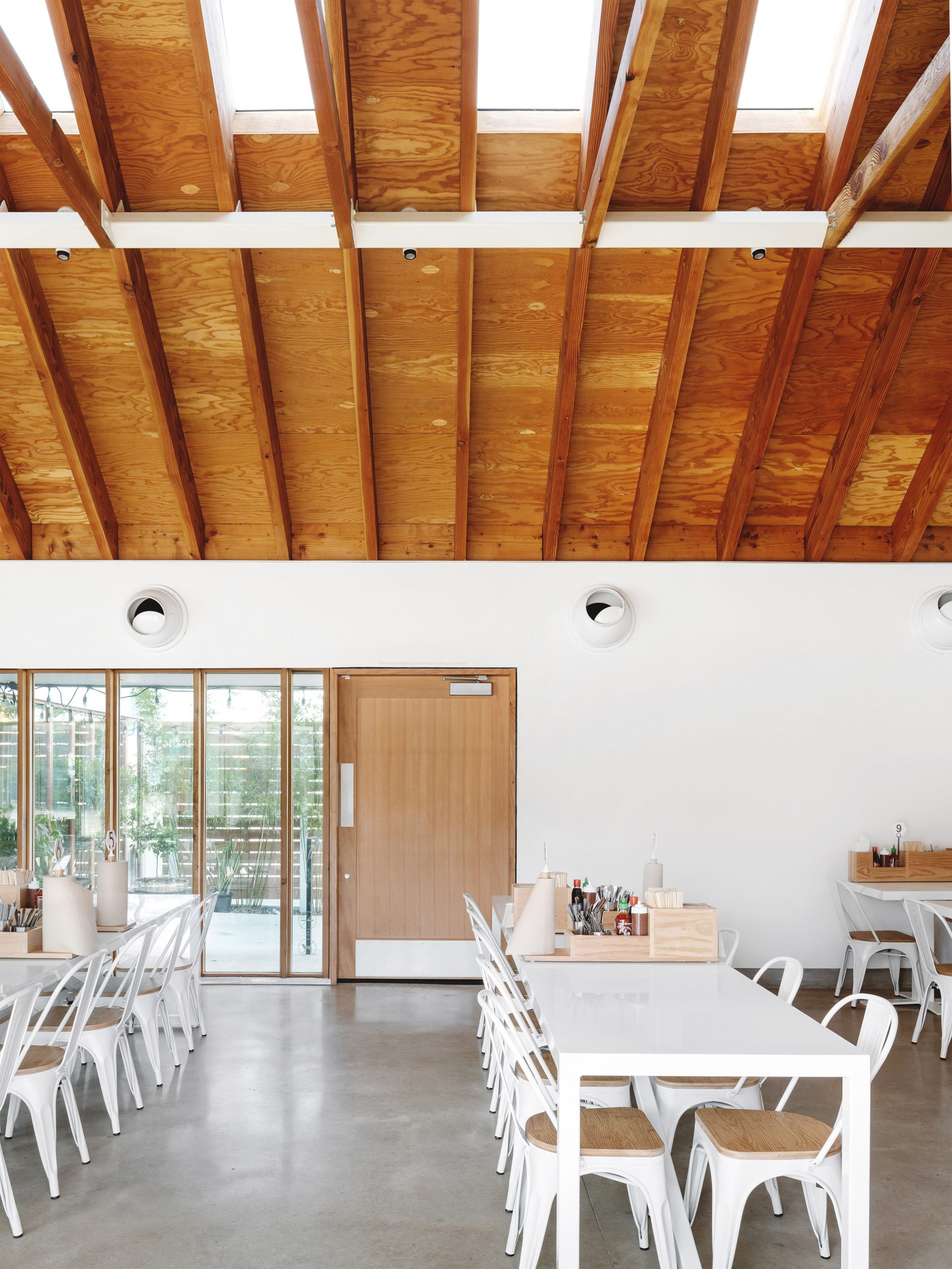 简约白金属打造越南餐厅设计亮点-16