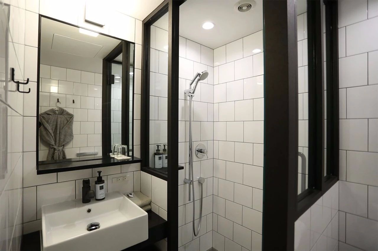 这个LOFT酒店装潢简单 / 住一晚却要6000块-96