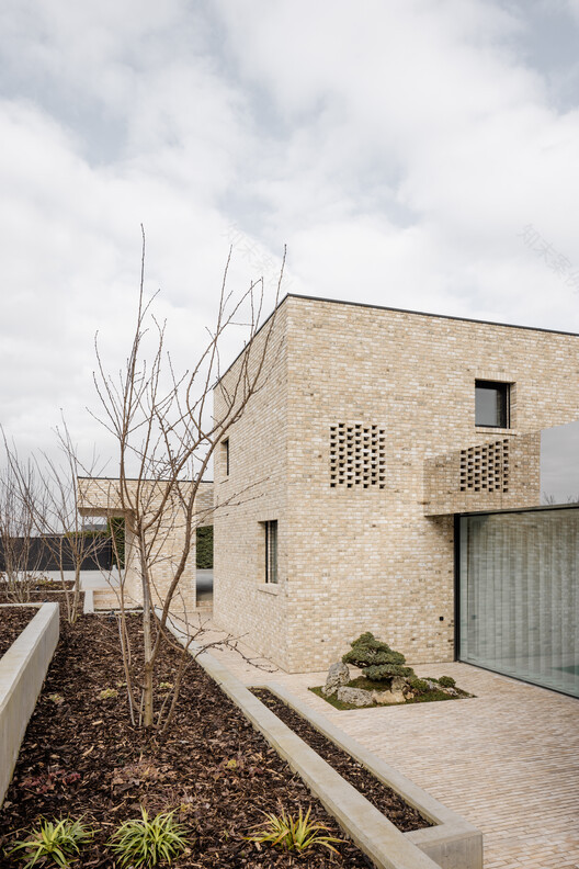 砖石之家 · 融合自然与现代的斯洛伐克家庭住宅丨斯洛伐克布拉迪斯拉发丨ARCHITEKTI mikulaj & mikulajova-16