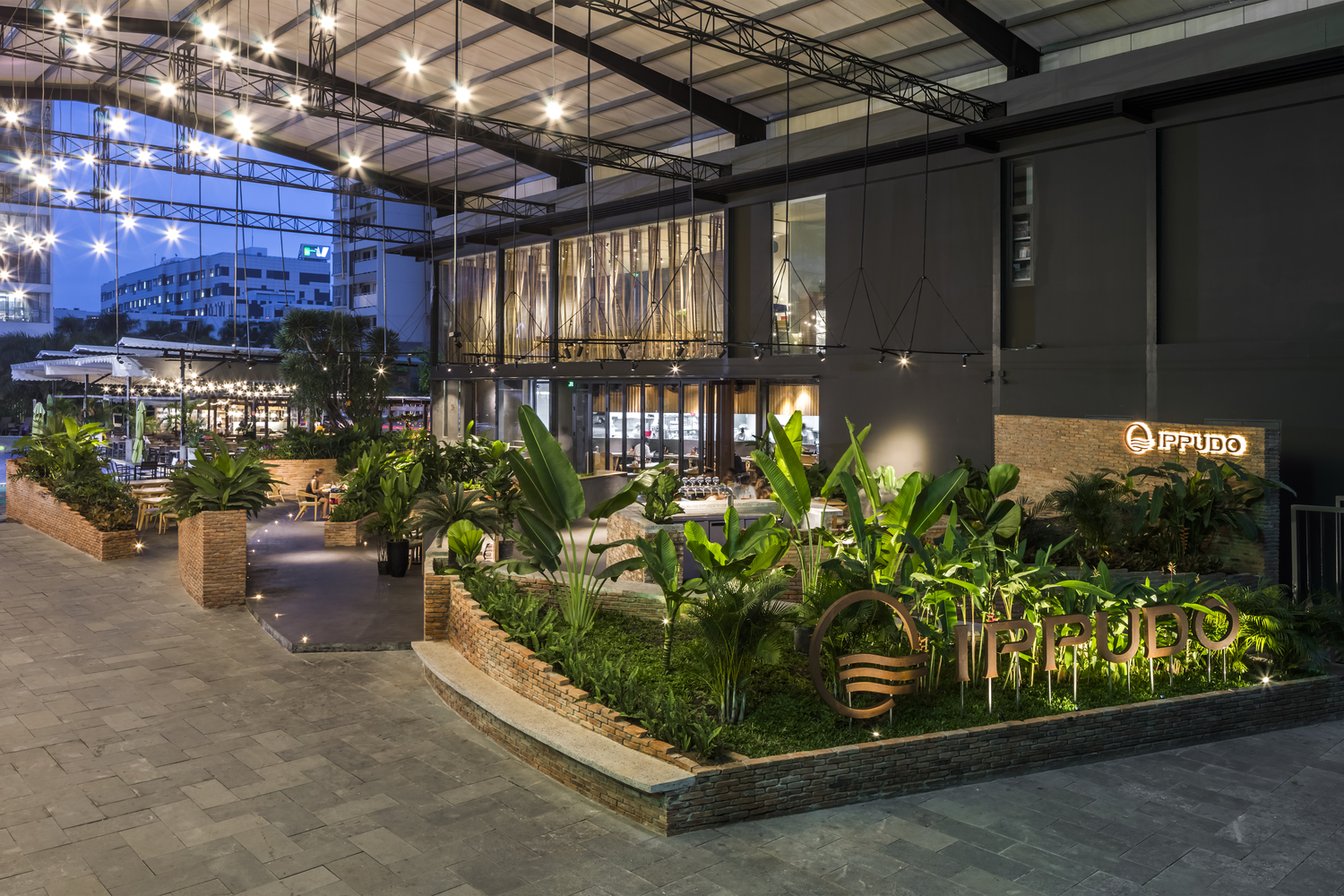 越南 IPPUDO 餐厅——绿植与木筷的多层空间叙事-40