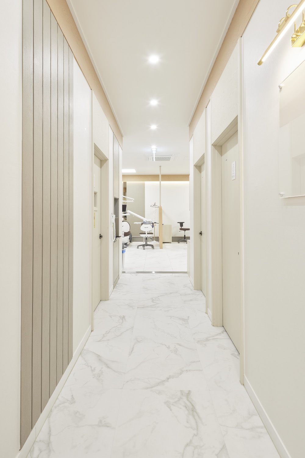 白色与木质，打造温馨的 57 平米牙科诊所-13