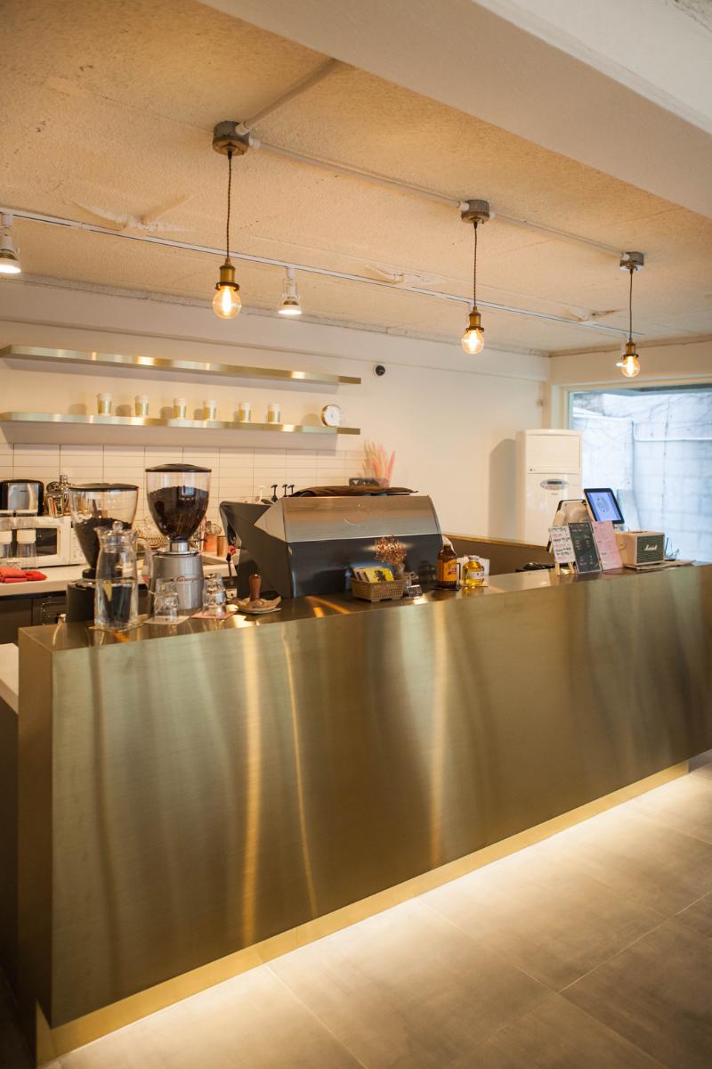 首尔弘大 15 坪黄金地段简约咖啡厅设计-5