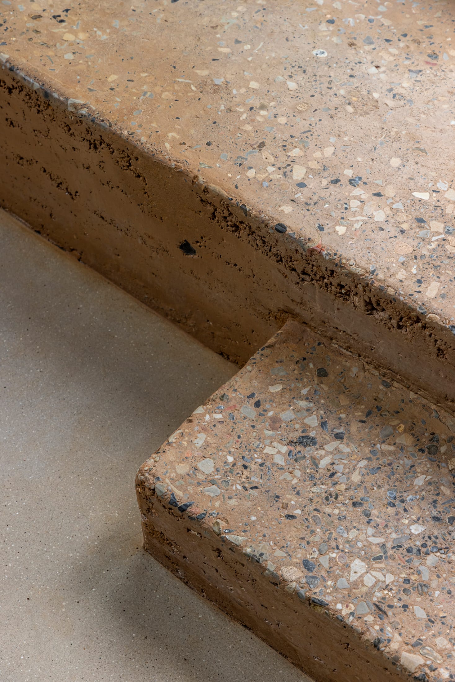 Hé Architectuur Transform 1990s Belgian Fermette with Rrammed Earth Walls and Winter Garden.-23