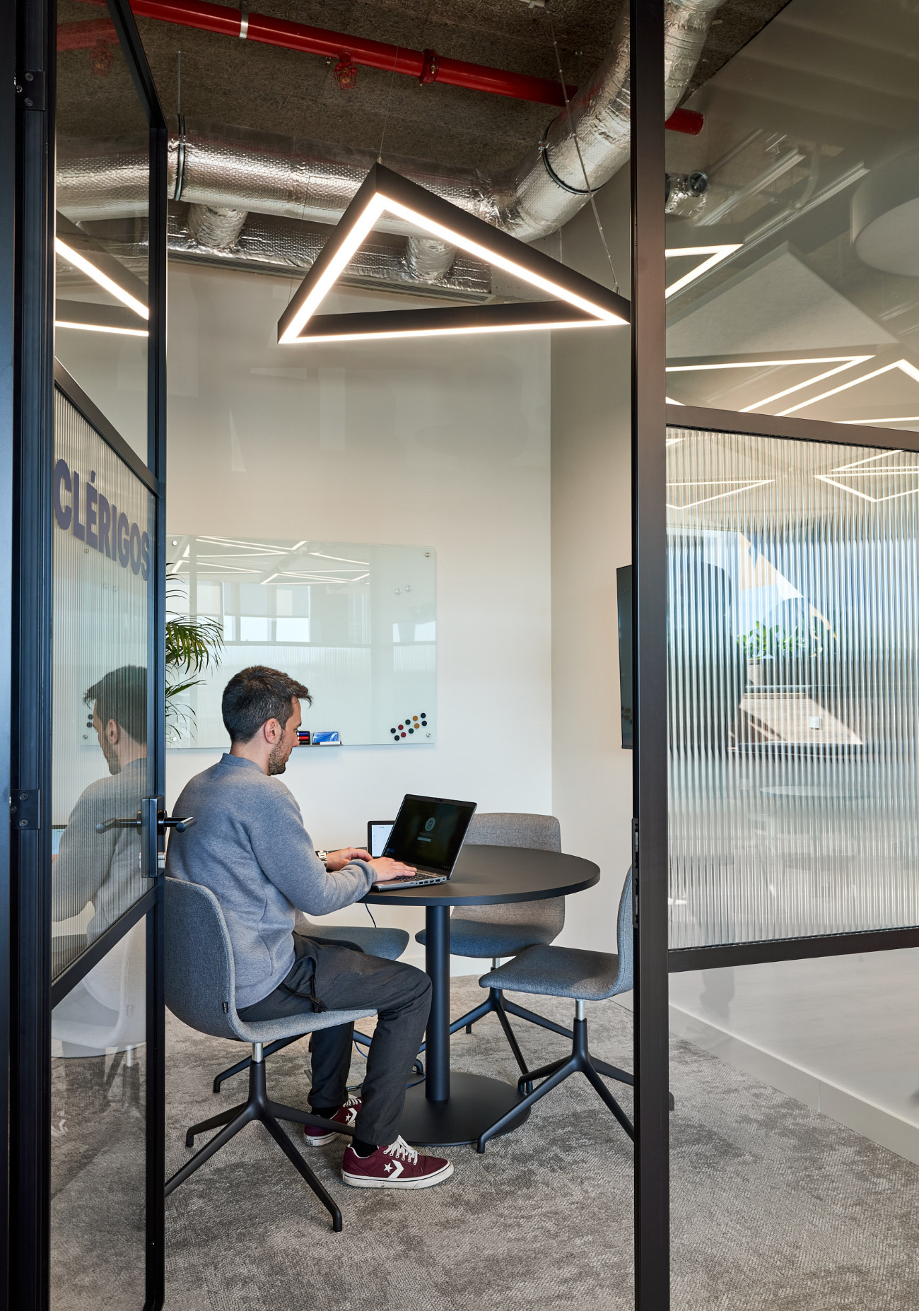 A LOOK INSIDE CHECKOUT’S NEW PORTO OFFICE - OFFICELOVIN'-8