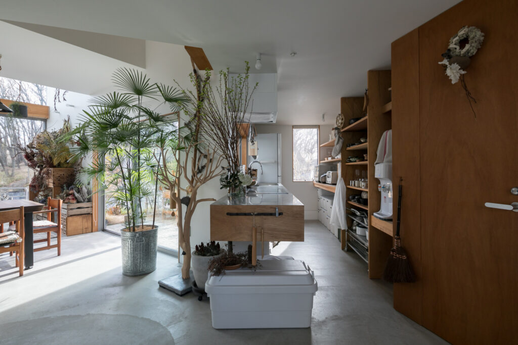 高台から緑豊かな公園を望む　緑の専門家夫妻が建てた 星型の実験住宅 | Green | 100%LiFE-8