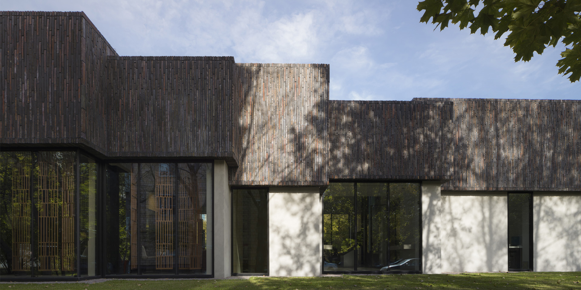 IND architects 打造 MR Group 现代奢华展厅-11