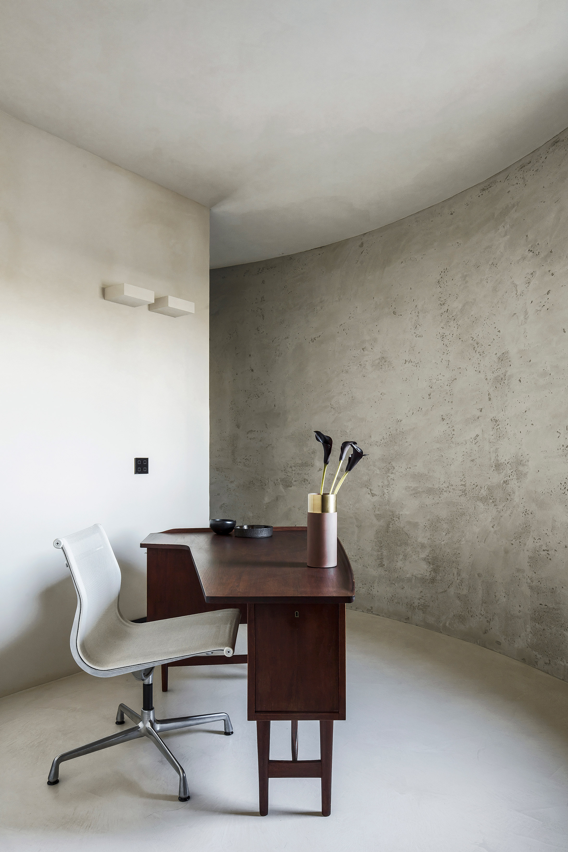 Arjaan De Feyter creates round living spaces in a former silo building-6