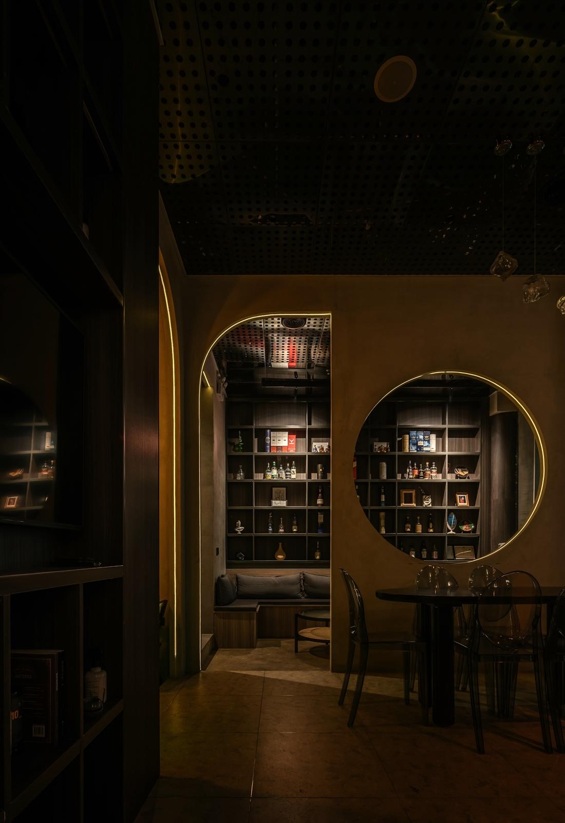 神秘感十足的酒吧设计-27