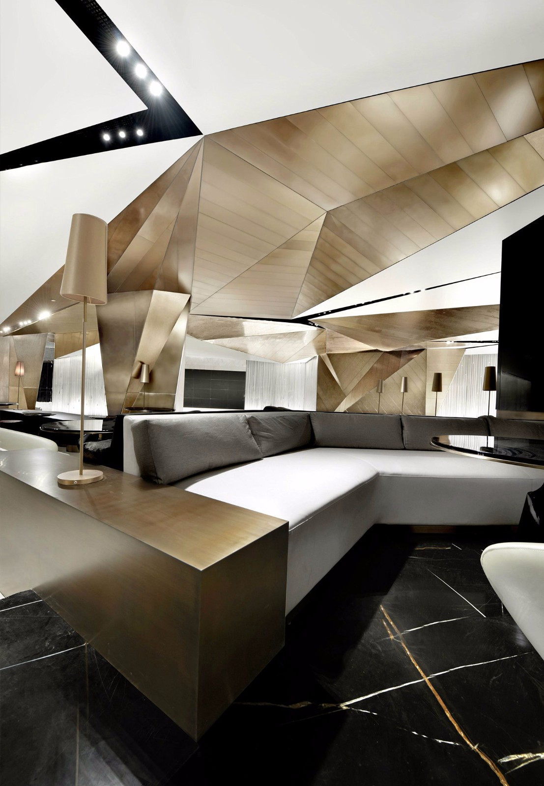 流动晶体展示空间  何思玮-4