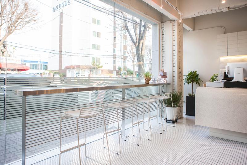 16 坪现代白色极简风格蛋糕店设计-10