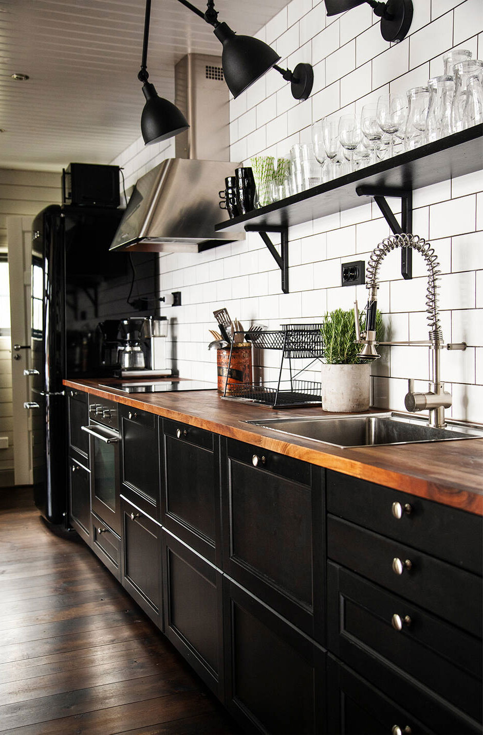 瑞典海岸小岛的工业风红色美墅-9