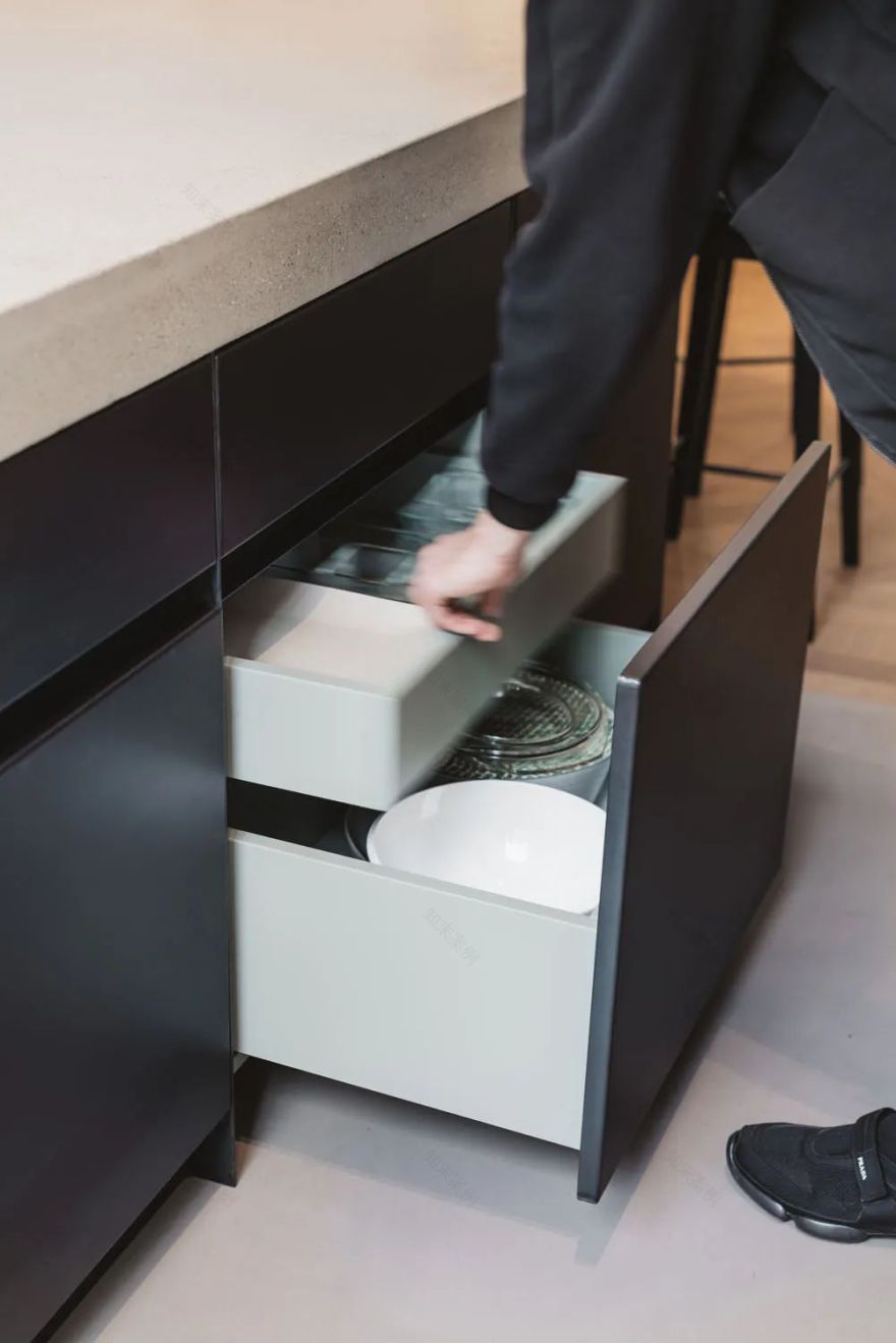 红砖与白线的精致碰撞——比利时安特卫普古典公寓设计-12