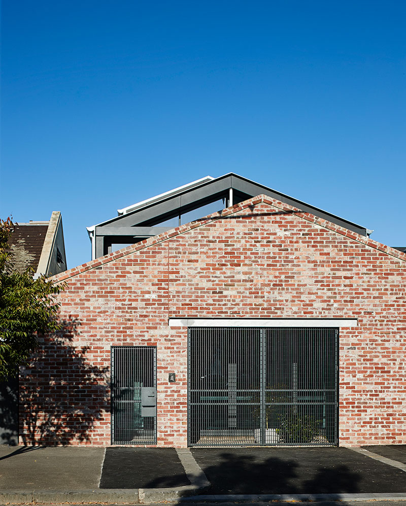 墨尔本摄影师惊艳改造旧厂房，现代家居典范-18