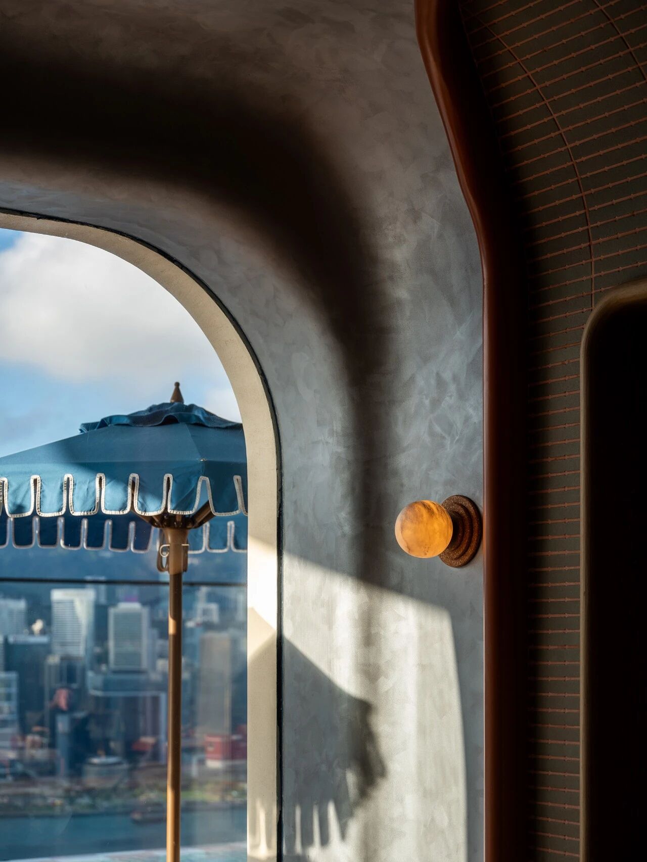 香港尖沙咀金普顿酒店Swim Club天台酒吧丨中国香港丨梁志天设计集团-8