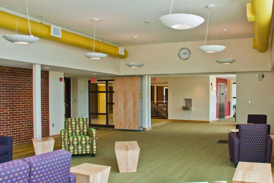 米德尔塞克斯社区学院许可机构——伯克希尔公寓（注：这里假设MCLA是米德尔塞克斯社区学院许可机构，如果没有更多背景信息，MCLA难以精准判断一般MCLA可能指米德尔塞克斯社区学院许可机构，但也可能有其他含义，比如莫霍克谷社区学院联盟等若这不是你想要的结果，请提供关于MCLA的更多背景信息） 丨美国丨Kuhn Riddle Architects-16