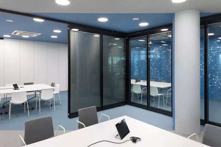 Milestone Systems 索非亚办公室——对称布局中的空间多变性-24