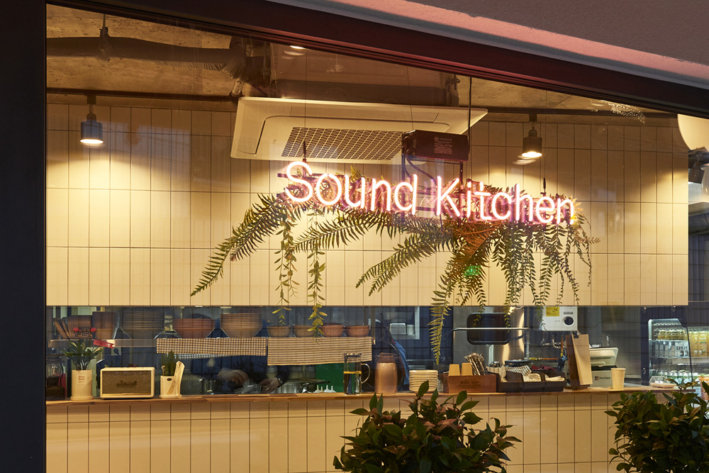 首尔 10 坪个性咖啡厅，打造休闲氛围-15