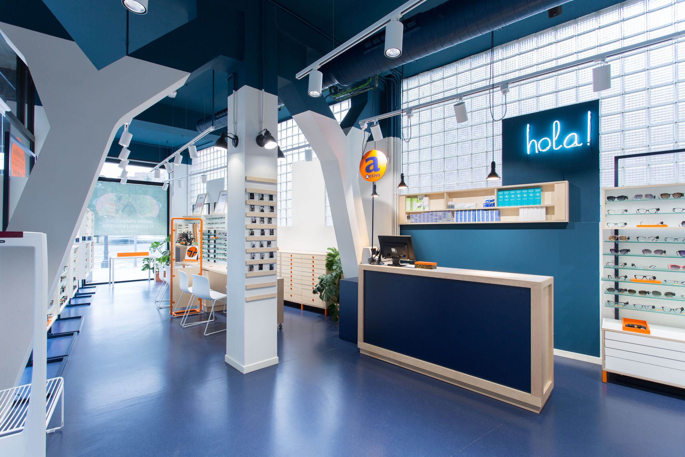 5lab 打造年轻活力的西班牙眼镜店-11