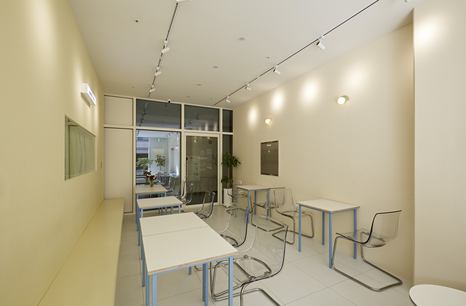 简约清新 25 平米小烘焙店设计-10