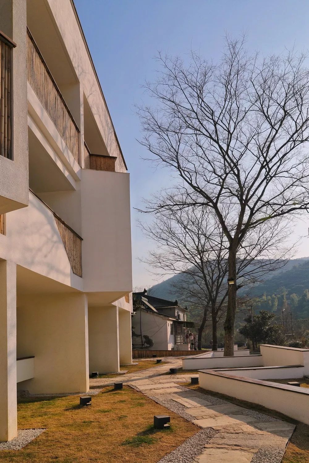 民宿设计，不论是重建或扩建、运用设计的加法或减法、还是采用在地材料，不仅能使荒废破旧的乡下老宅焕然一新，也能重塑一方水土。-95