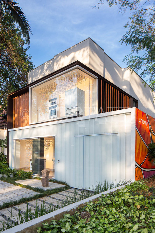 智能玻璃立面打造舒适购物空间-12