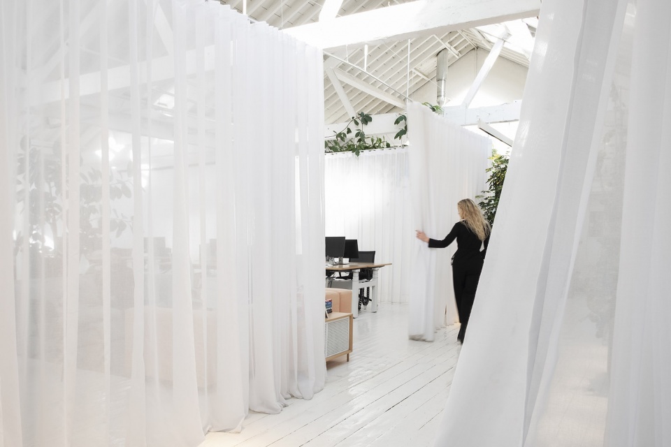 伦敦科技公司可调节式办公空间,灵活利用自然光与绿植-16