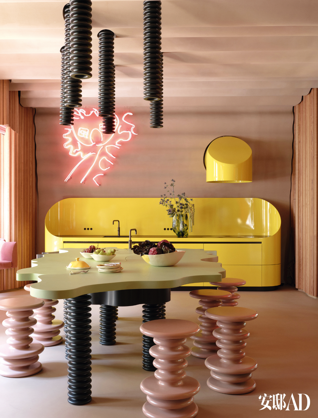 他以鲜明色彩和戏剧性形体，实现家的“宇宙大爆炸”-6