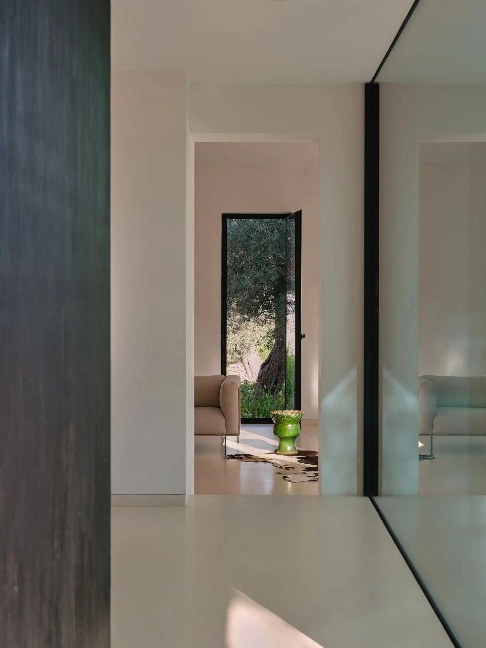 池畔松影·伊比萨山谷里的静心之所丨西班牙丨法裔伊朗建筑师帕斯卡尔·谢赫·贾瓦迪-17