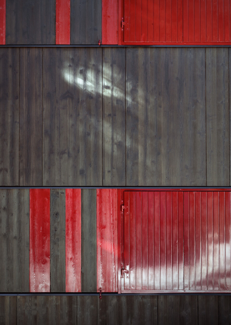 意大利"红窗"公寓,独特木构造室内空间-13