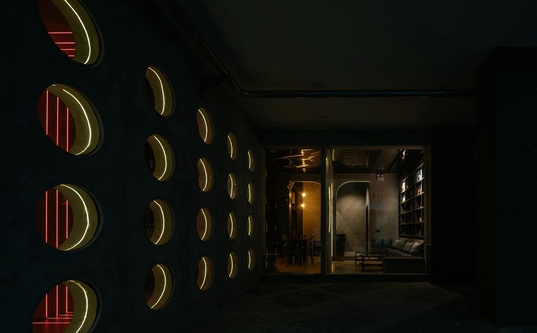 神秘感十足的酒吧设计-9