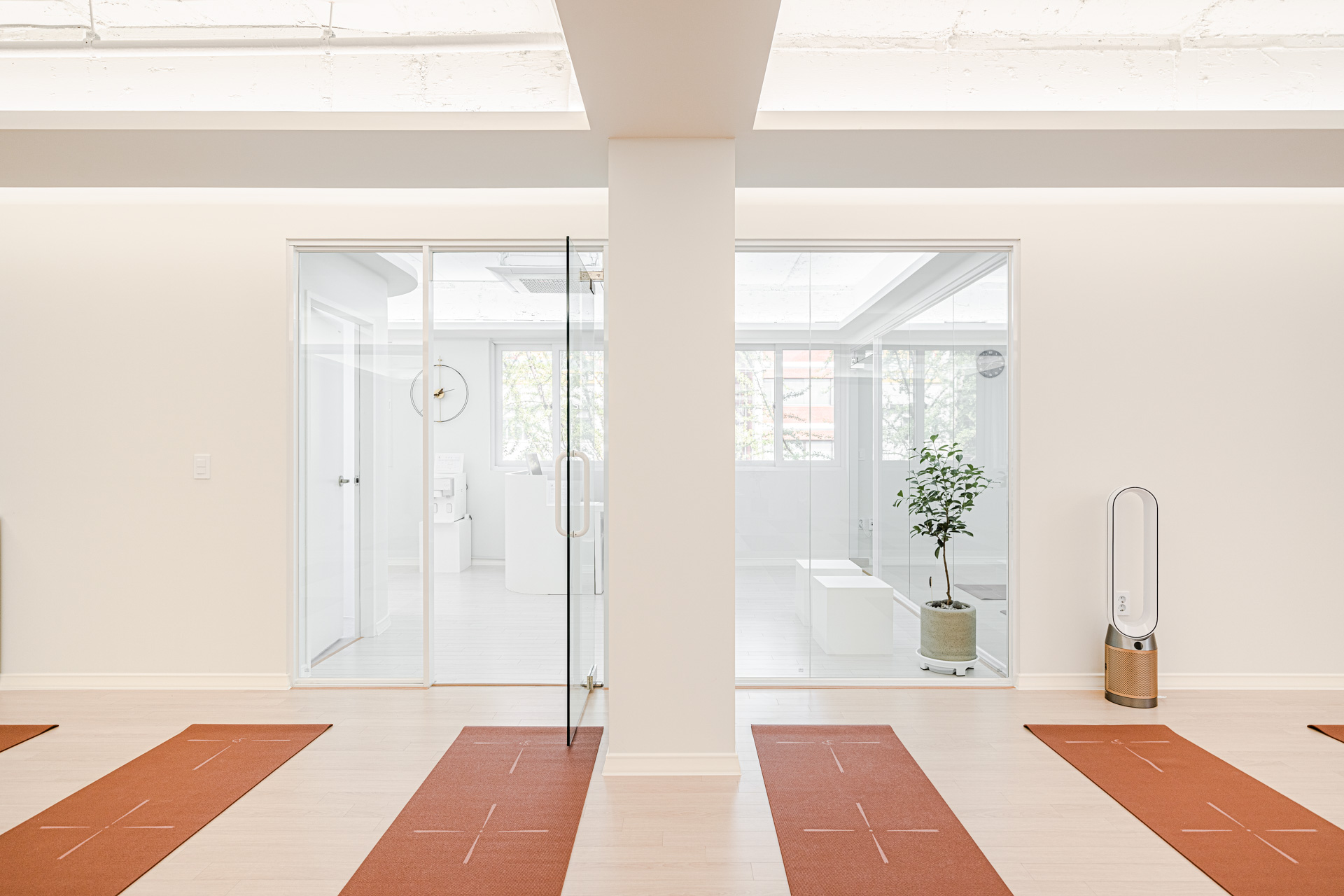 白色极简瑜伽馆 | 现代设计的完美体现-15