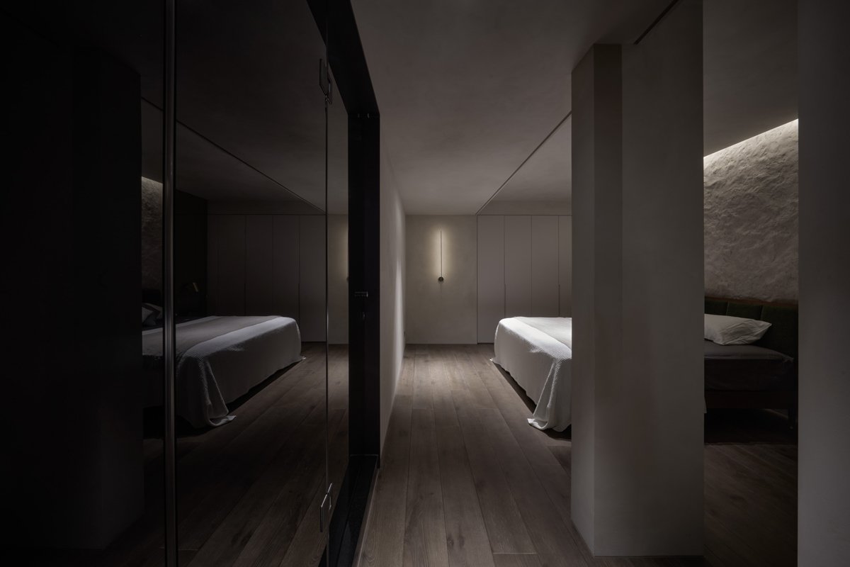 「最深的寧靜來自空無的頓悟」以光重構家居感官深度，安然庇護人們思緒和情感寄託的複層居宅 — Hey!Cheese-17