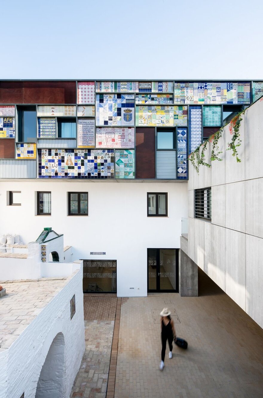 Restaurant and Hotel in Pottery Factory Montalván in Triana, Seville-15