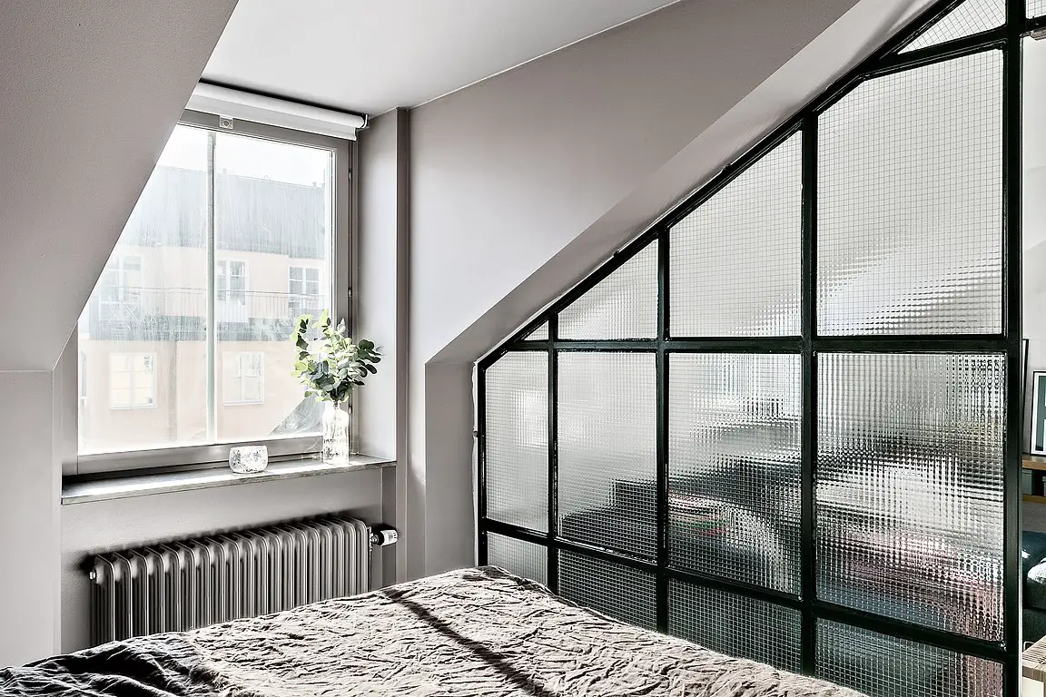 阁楼公寓的现代革新 | 玻璃隔墙与悬挂式吊床-16