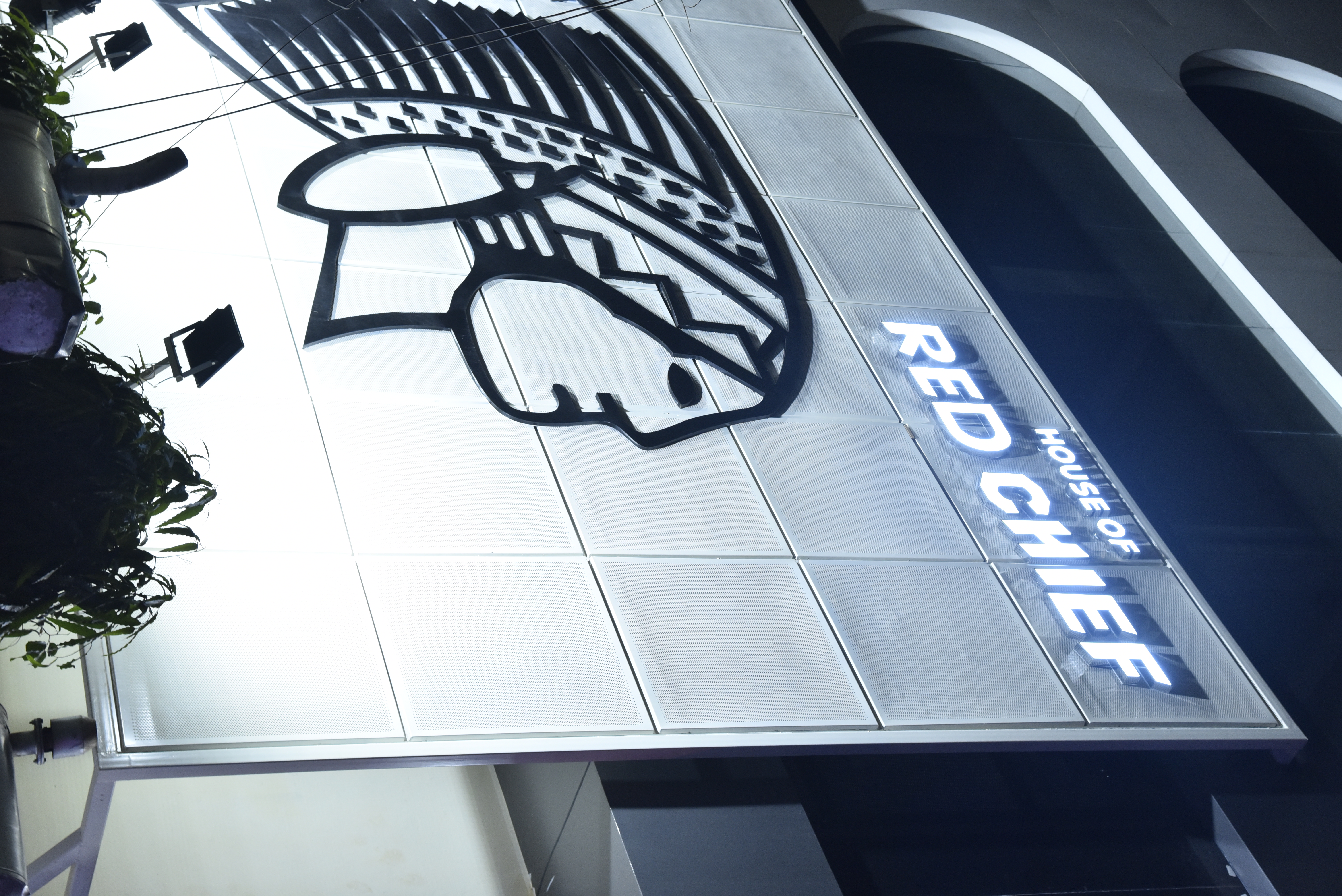 HOUSE OF RED CHIEF-9