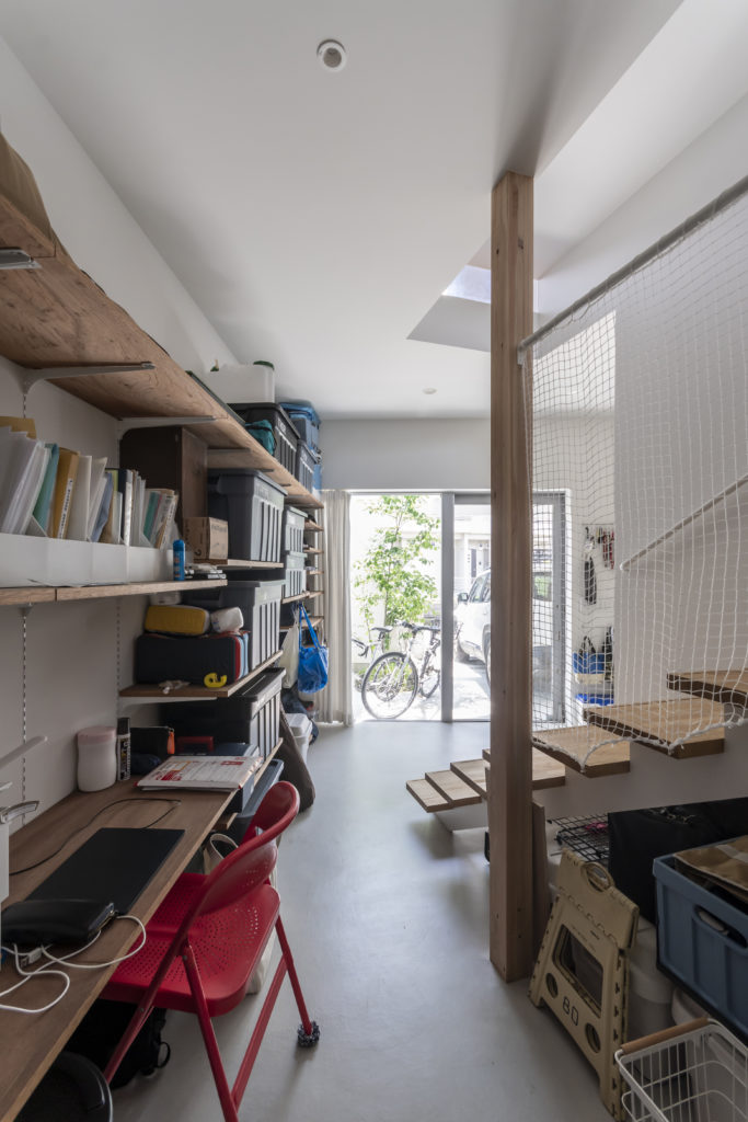 対角線上にゆるやかな階段が通る家 ５匹の犬たちとともに伸びやか、おおらかに暮らす | Architecture | 100%LiFE-13